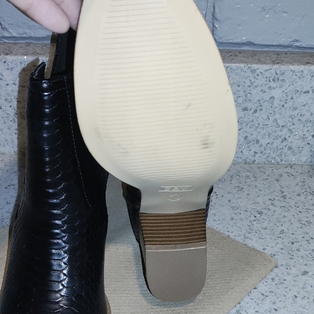 Elegant Black Textured Ankle Booties - Picture 4 of 5